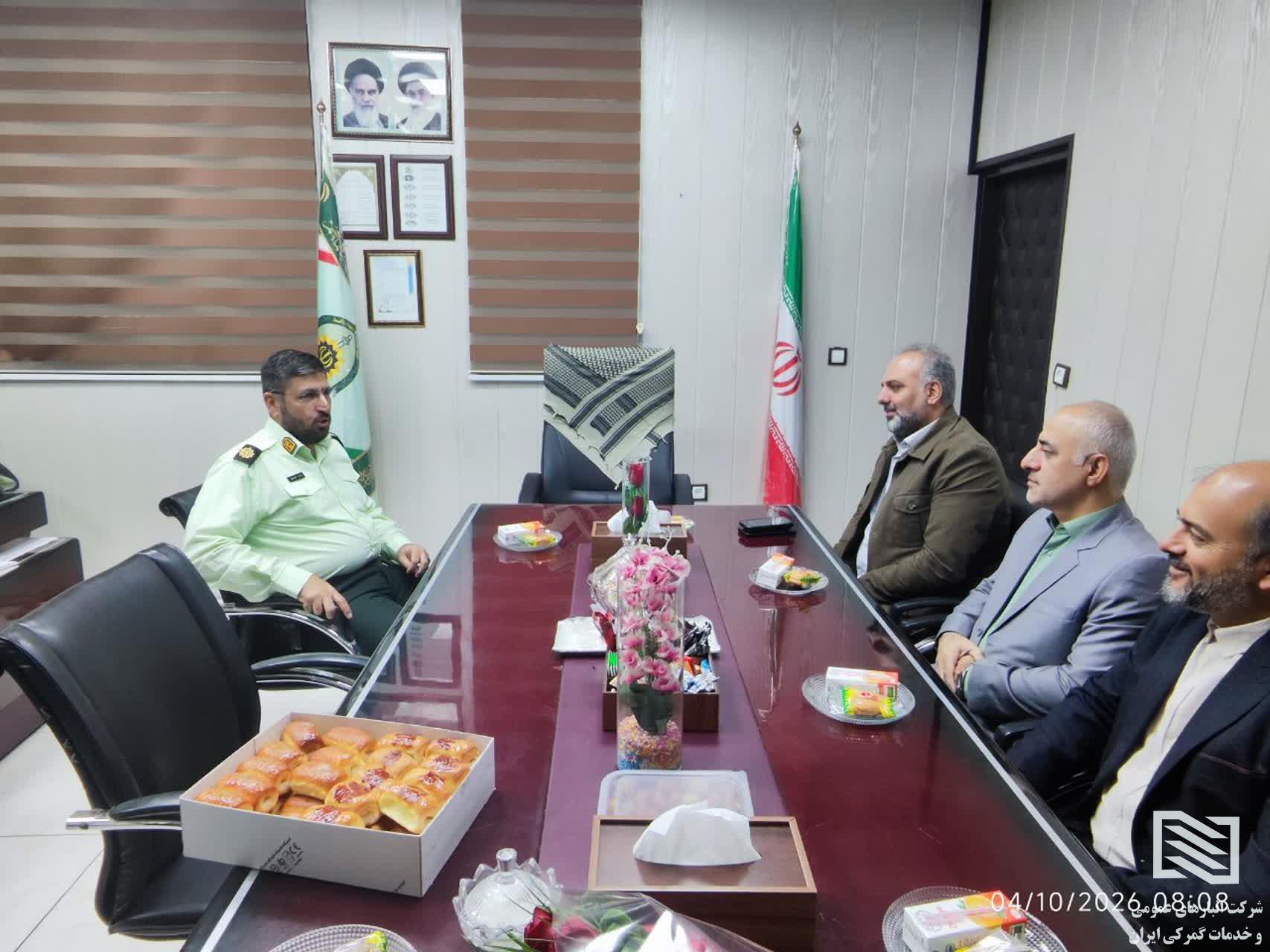 دیدار مدیرعامل شرکت انبارهای عمومی و خدمات گمرکی غرب با فرماندهی کلانتری ۱۷۹ خلیج فارس به مناسبت هفته نیروی انتظامی